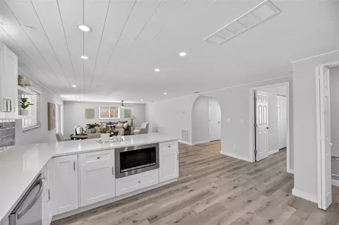 Kitchen - 635 Jamaica Cir E, Apollo Beach, FL 33572 photo 5 of 8