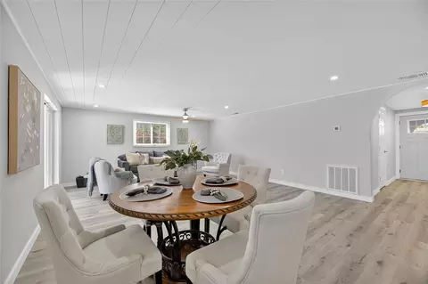 Dining - 635 Jamaica Cir E, Apollo Beach, FL 33572 photo 3 of 3