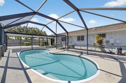Exterior - 635 Jamaica Cir E, Apollo Beach, FL 33572 photo 2 of 10