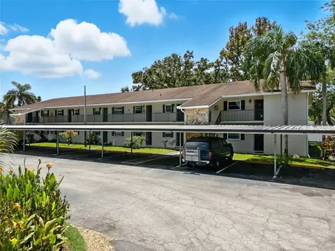 9821 113th St #102, Seminole, FL 33772