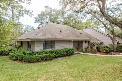 901 Old Mill Pond Rd, Palm Harbor, FL 34683
