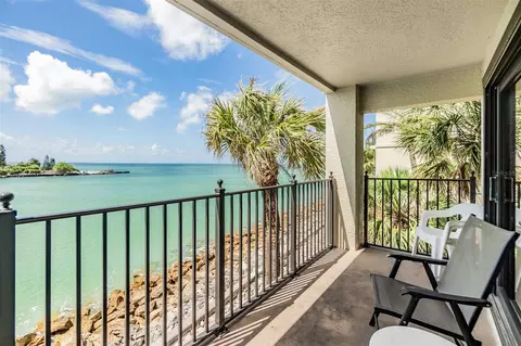 7403 Bayshore Dr #305, Treasure Island, FL 33706