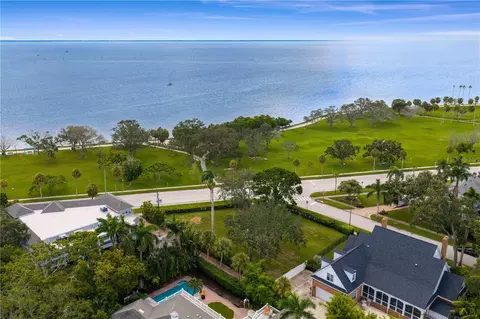 1500 N Shore Dr NE, Saint Petersburg, FL 33704
