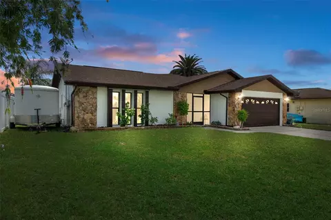9910 Island Harbor Dr, Port Richey, FL 34668