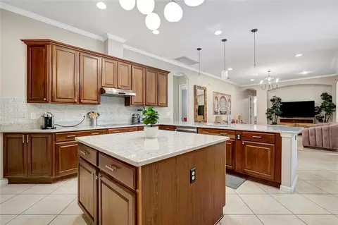 Kitchen - 9317 Lisbon St, Seffner, FL 33584 photo 6 of 9