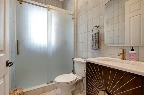 Bath - 9317 Lisbon St, Seffner, FL 33584 photo 6 of 7