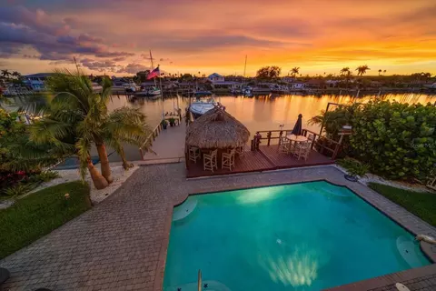 11700 5th St E, Treasure Island, FL 33706
