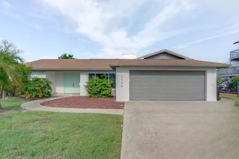 4098 Beach Dr SE, Saint Petersburg, FL 33705