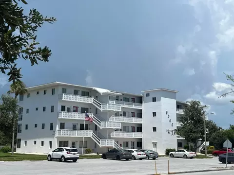 8055 112th St #104, Seminole, FL 33772