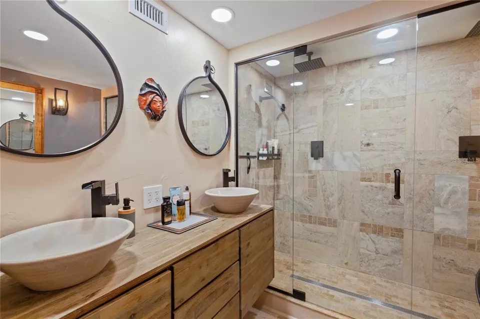 Bath - 440 S Gulfview Blvd #807, Clearwater Beach, FL 33767 photo 3 of 7