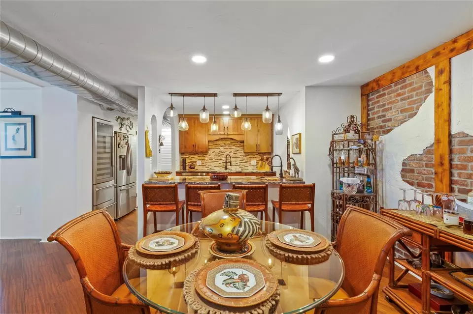 Dining - 440 S Gulfview Blvd #807, Clearwater Beach, FL 33767 photo 2 of 5