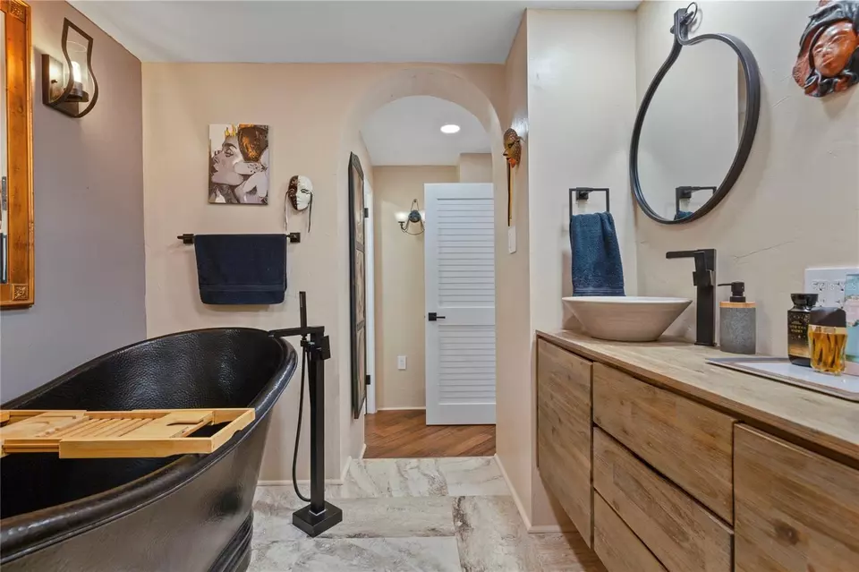 Bath - 440 S Gulfview Blvd #807, Clearwater Beach, FL 33767 photo 4 of 7