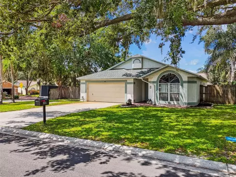 301 Sugar Creek Dr, Plant City, FL 33563
