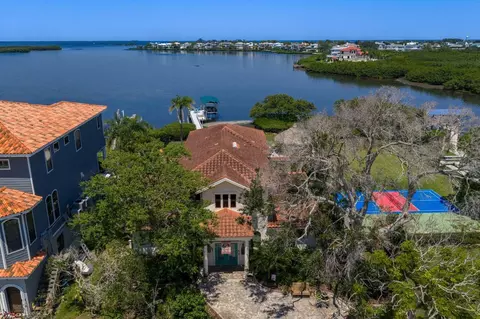 1632 Sea Breeze Dr, Tarpon Springs, FL 34689
