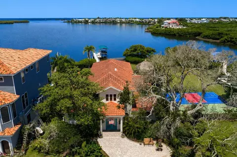 1632 Sea Breeze Dr, Tarpon Springs, FL 34689