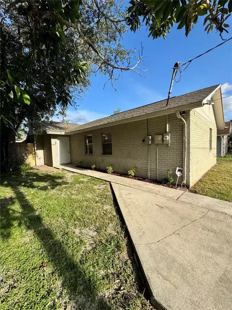 10419 N Hartts Dr, Tampa, FL 33617