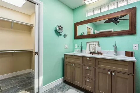 Bath - 14223 E Parsley Dr, Madeira Beach, FL 33708 photo 4 of 7