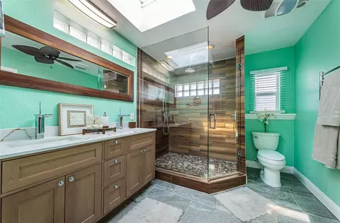 Bath - 14223 E Parsley Dr, Madeira Beach, FL 33708 photo 5 of 7