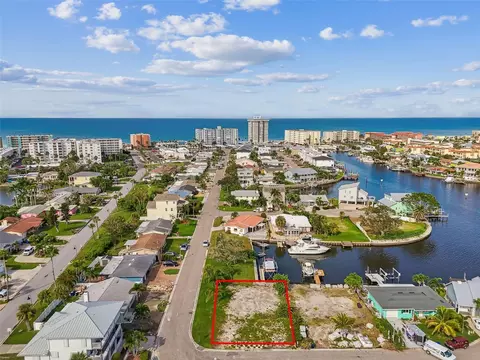 17404 2nd St E, Redington Shores, FL 33708