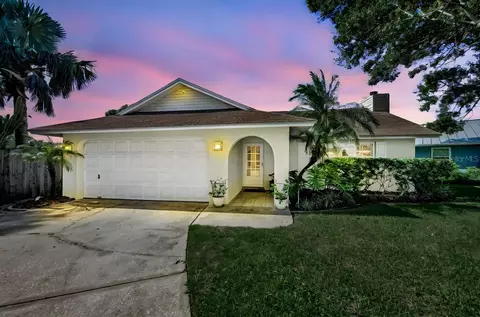 8840 Magnolia Pl, Seminole, FL 33777