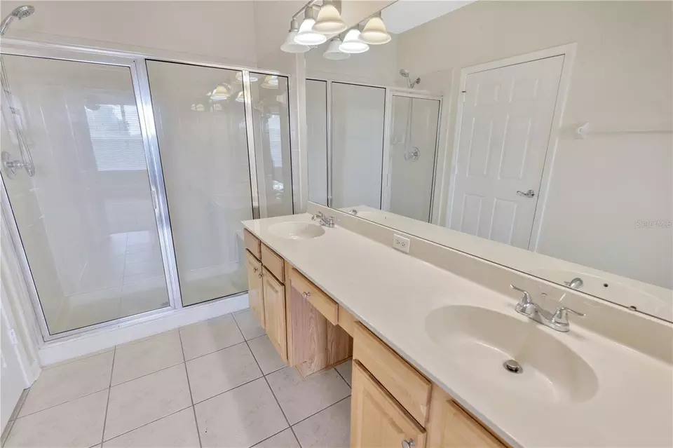 Bath - 2058 Kings Palace Dr #2058, Riverview, FL 33578 photo 2 of 5