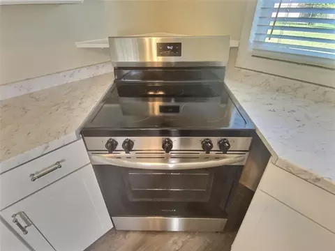 Kitchen - 1334 Sunset Dr, Sebring, FL 33870 photo 4 of 6