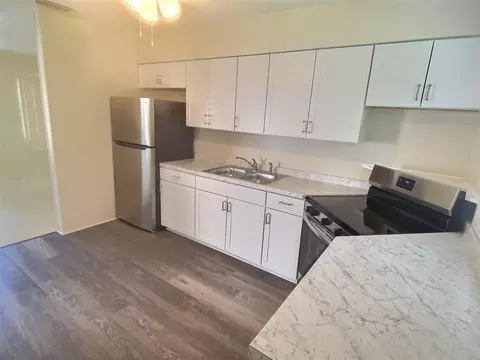 Kitchen - 1334 Sunset Dr, Sebring, FL 33870 photo 2 of 6