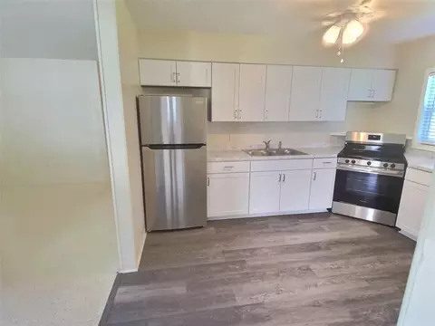 Kitchen - 1334 Sunset Dr, Sebring, FL 33870 photo 5 of 6