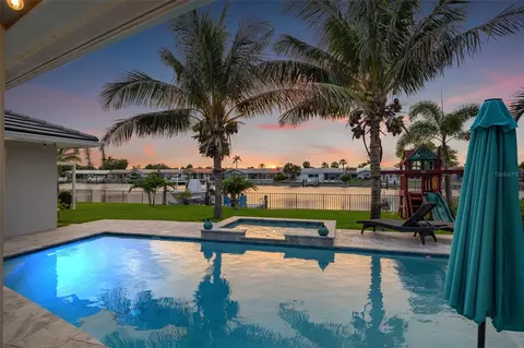 4748 Overlook Dr NE, Saint Petersburg, FL 33703