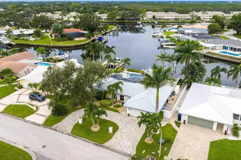 6482 Tanglewood Dr NE, Saint Petersburg, FL 33702
