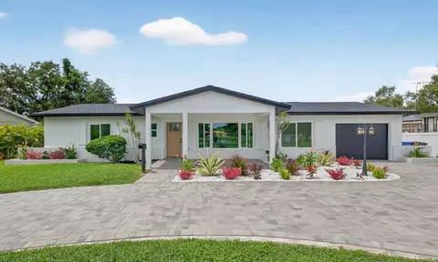 2726 Leslee Lake Dr N, Saint Petersburg, FL 33713
