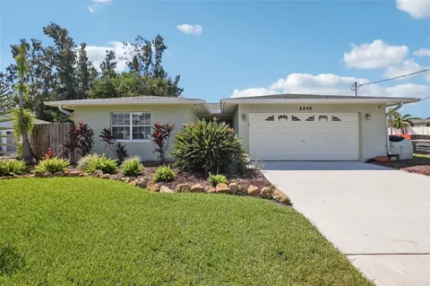 8540 Riverside Dr NE, Saint Petersburg, FL 33702