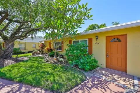 401 Dorchester Pl #69, Sun City Center, FL 33573