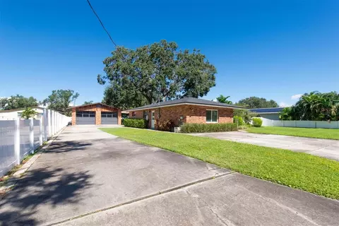 126 SE Madison Cir N, Saint Petersburg, FL 33703