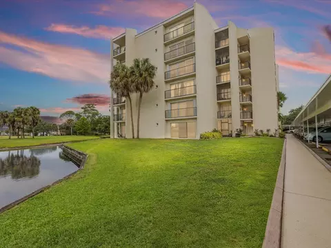 225 Country Club Dr #1211, Largo, FL 33771