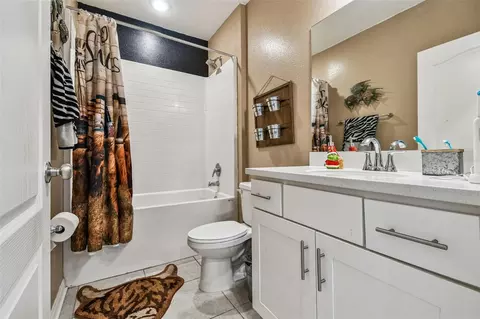 Bath - 8207 Abalone Loop, Parrish, FL 34219 photo 3 of 4