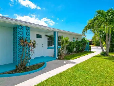 11295 1st St E #1&2, Treasure Island, FL 33706