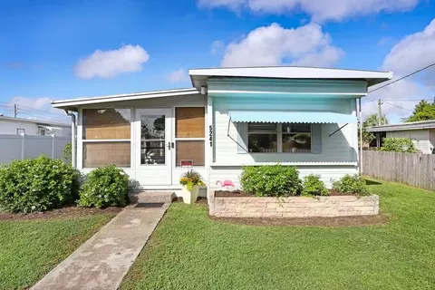 5241 Bolton Dr, Zephyrhills, FL 33542
