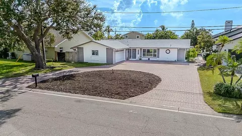 12120 7th St E, Treasure Island, FL 33706