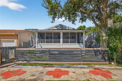 914 Dartmoor St N, Saint Petersburg, FL 33701