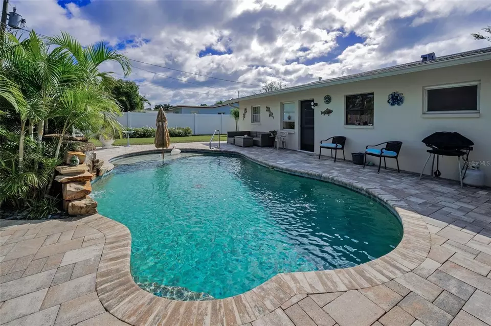 Exterior - 929 Britton St, Largo, FL 33770 photo 8 of 17