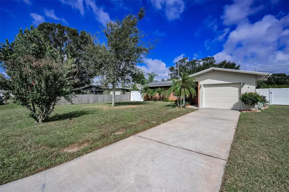 Exterior - 929 Britton St, Largo, FL 33770 photo 4 of 17