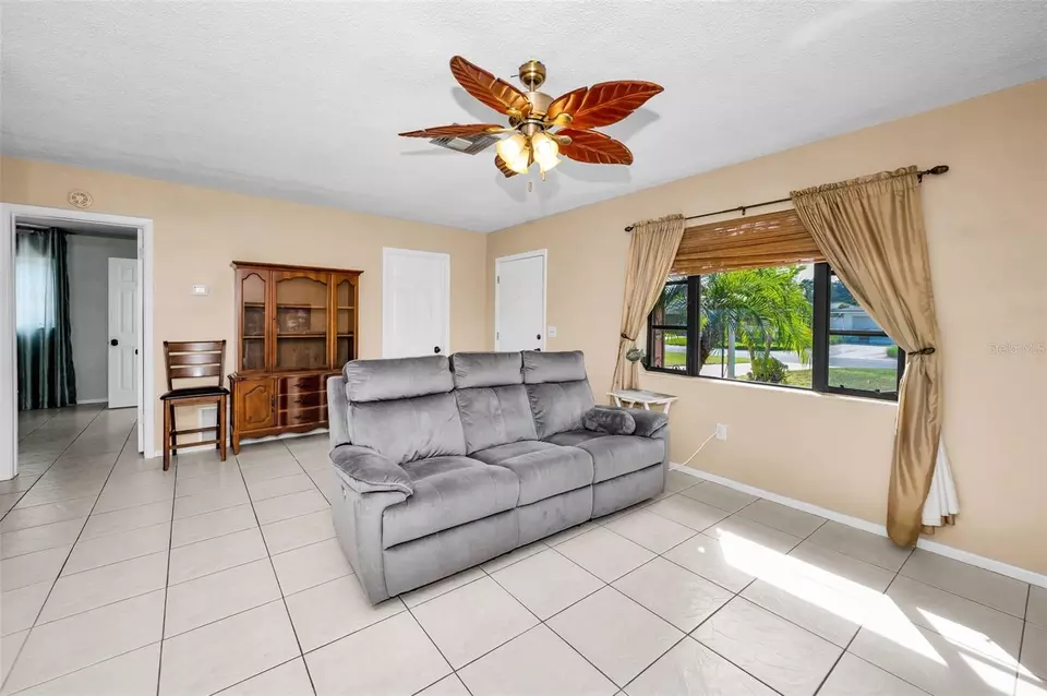 Living - 929 Britton St, Largo, FL 33770 photo 2 of 3