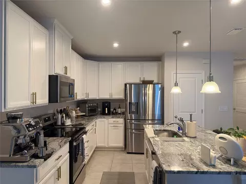 Kitchen - 10516 Daybreak Gln, Parrish, FL 34219 photo 3 of 3