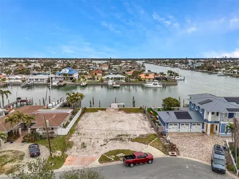 11655 4th St E, Treasure Island, FL 33706