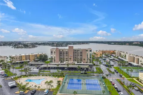 7700 Sun Island Dr S #402, South Pasadena, FL 33707