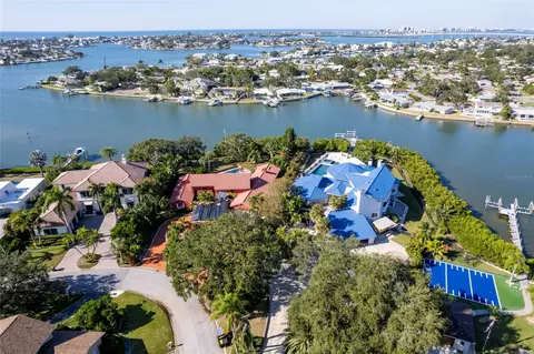 2268 Kings Point Dr, Largo, FL 33774