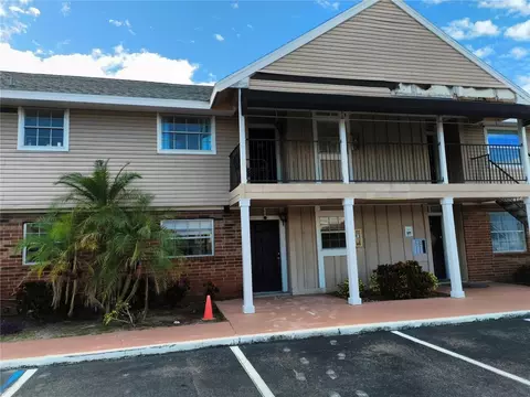 200 Country Club Dr #805, Largo, FL 33771