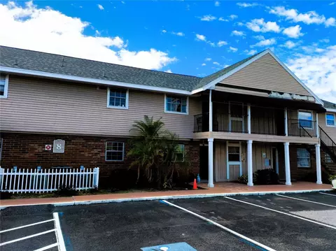 200 Country Club Dr #805, Largo, FL 33771