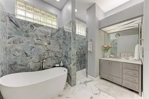 Bath - 5122 87th Ct E, Bradenton, FL 34211 photo 3 of 5